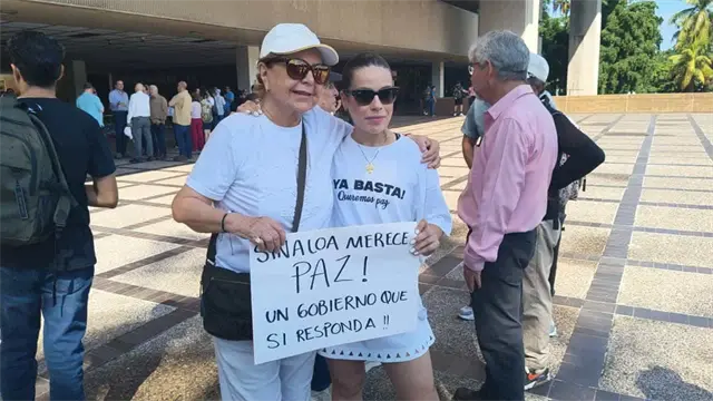 Ciudadanos se manifiestan en Palacio de Gobierno previo a nombramiento de nuevo gobernador