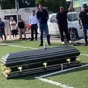 Entre aplausos y música, despiden al futbolista El Cabe Rodríguez tras morir en ataque armado en Mazatlán Entre aplausos y música, despiden al futbolista El Cabe Rodríguez tras morir en ataque armado en Mazatlán