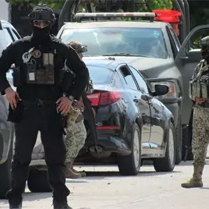 Implementan megaoperativo en Mazatlán, detienen a 3 presuntos sicarios; hay una mujer entre ellos