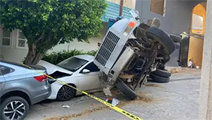 Camión de volteo cae sobre un vehículo estacionado en el Centro Histórico de Mazatlán