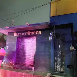 Atacan a balazos y queman negocio de hamburguesas en la colonia Lomas del Ébano en Mazatlán Atacan a balazos y queman negocio de hamburguesas en la colonia Lomas del Ébano en Mazatlán
