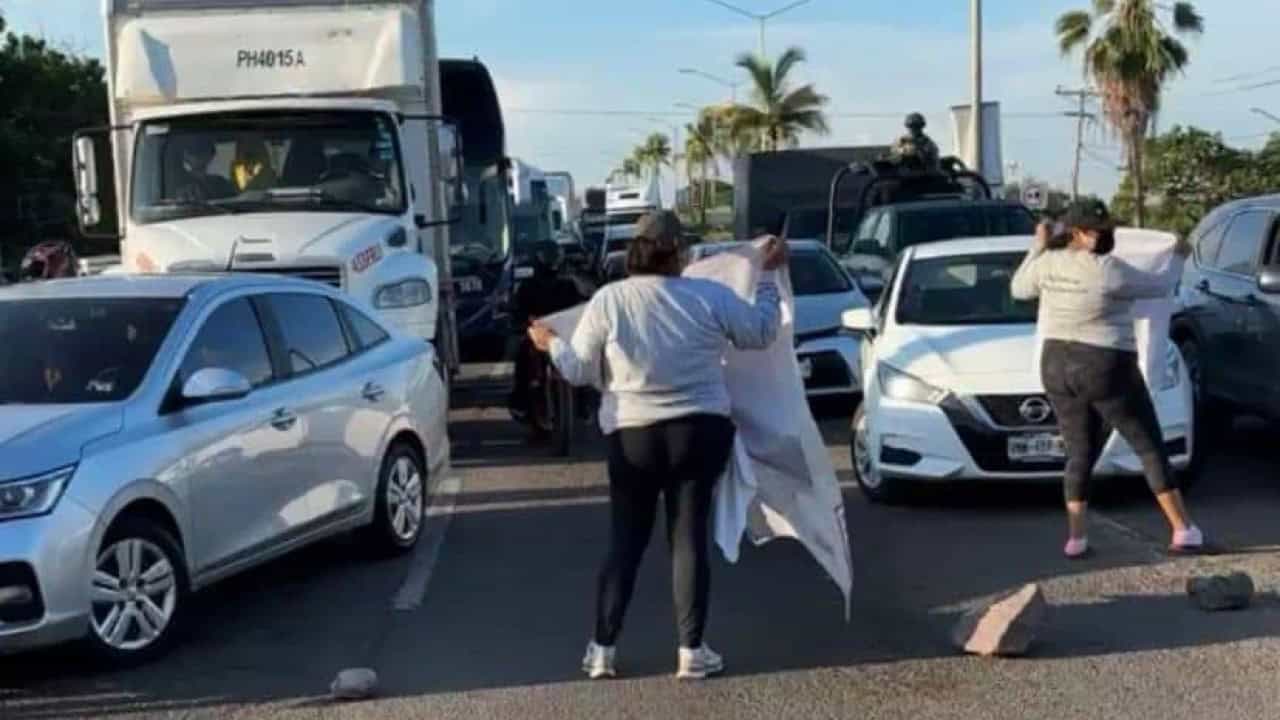 Madres buscadoras de Mazatlán bloquean la México 15; exigen a gobernadora intervenir en cambio de funcionario