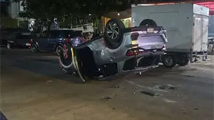Se pasa el alto y provoca aparatosa volcadura; una mujer resulta lesionada en Los Mochis 