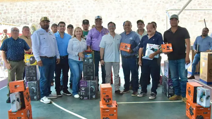 Entregan 209 equipos a comerciantes de El Fuerte para hacer crecer sus negocios Entregan 209 equipos a comerciantes de El Fuerte para hacer crecer sus negocios
