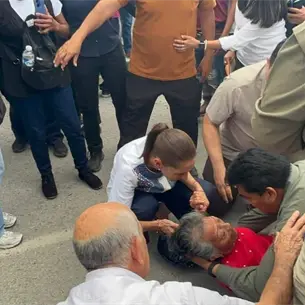 Claudia Sheinbaum auxilia a mujer adulta mayor tras desvanecerse en evento de San Luis Potosí