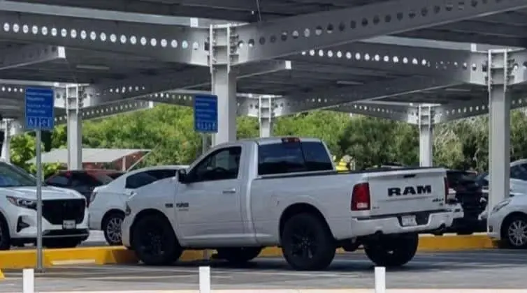 Hombre llega herido de bala al aeropuerto de Mazatlán tras ataque armado en carretera Hombre llega herido de bala al aeropuerto de Mazatlán tras ataque armado en carretera