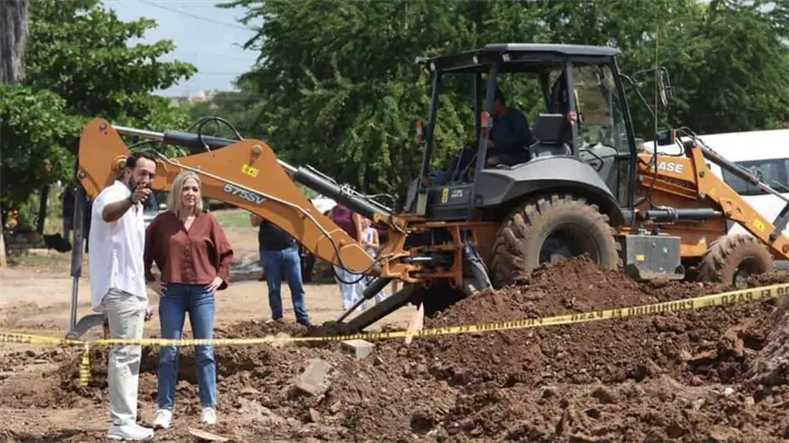 Estrella Palacios supervisa obra de pavimentación y drenaje en Rincón de Mazatlán Estrella Palacios supervisa obra de pavimentación y drenaje en Rincón de Mazatlán