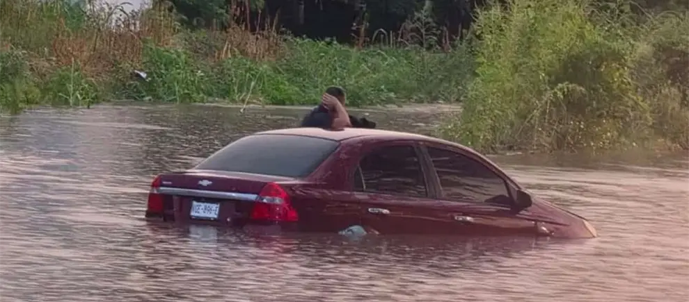 Fuertes lluvias en Culiacán dejaron vehículos varados, árboles caídos y calles inundadas Fuertes lluvias en Culiacán dejaron vehículos varados, árboles caídos y calles inundadas