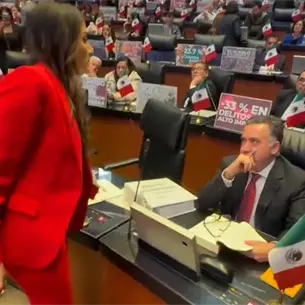 Paloma Sánchez confronta a Enrique Inzunza en el Senado y le entrega carpetas sobre violencia en Sinaloa