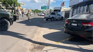Persiguen a un hombre a balazos y dejan dos vehículos con impactos de bala en Culiacán