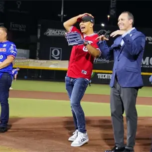 Jaime Munguía sorprende con tremendo pelotazo a camarógrafo en la Serie del Rey 2026 | VIDEO