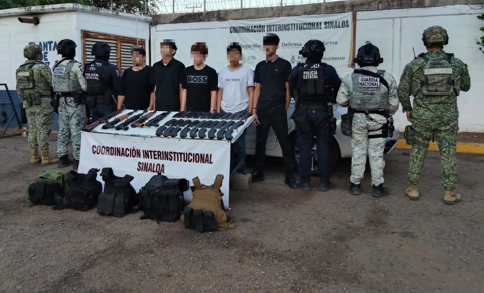 Detienen a cinco civiles, incluidos tres menores, con armas y municiones en Culiacán