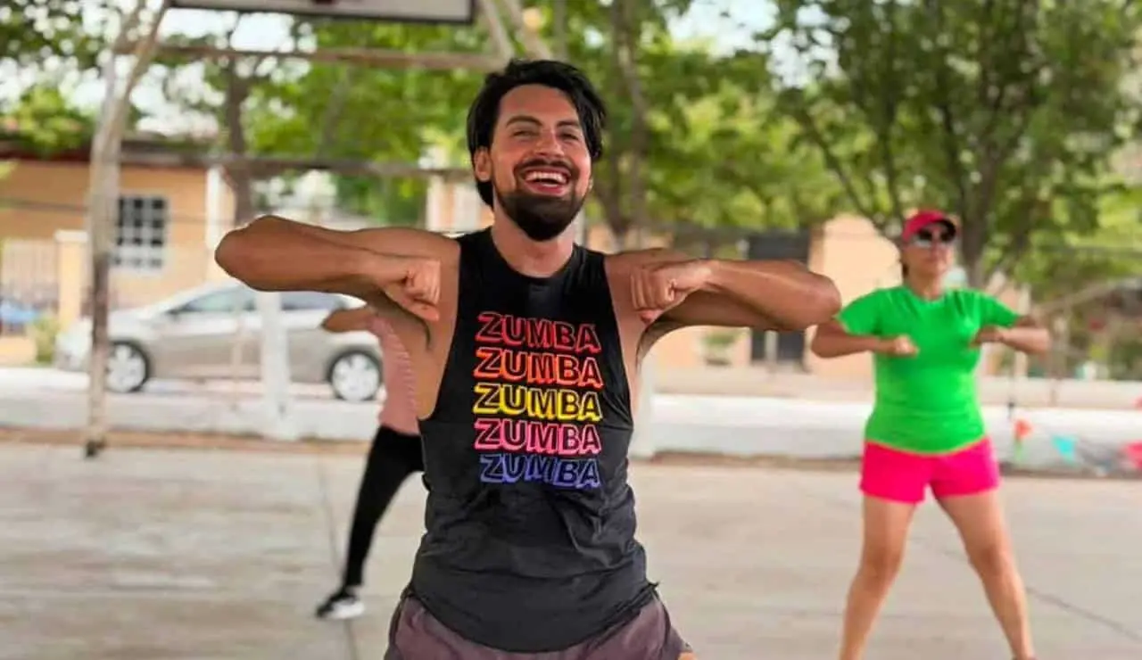 ¡De una cancha a las redes! Maestro de Zumba de El Carrizo conquista internet con su “Cardio Dance”