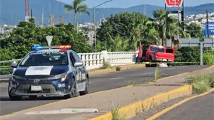 Ejecutan a mujer dentro de su camioneta sobre el puente del bulevar José Limón, al norte de Culiacán
