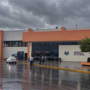 Lluvias afectan vuelos en el aeropuerto de Los Mochis, 436 pasajeros en espera