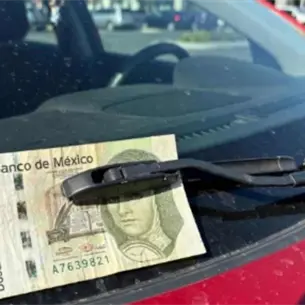 Estafa del billete en el limpiaparabrisas: así distraen a los conductores para robarlos