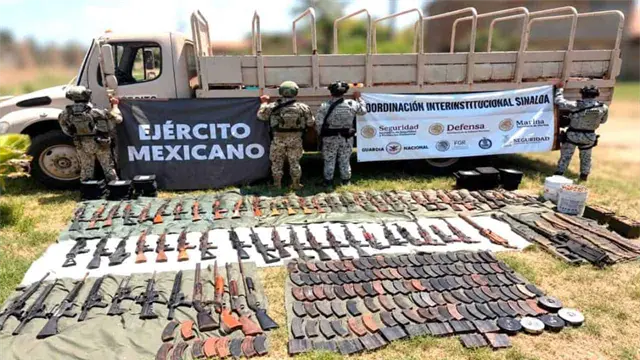 Aseguran arsenal oculto bajo tierra en El Rosario, Sinaloa; son 66 rifles, un Barret y ametralladoras