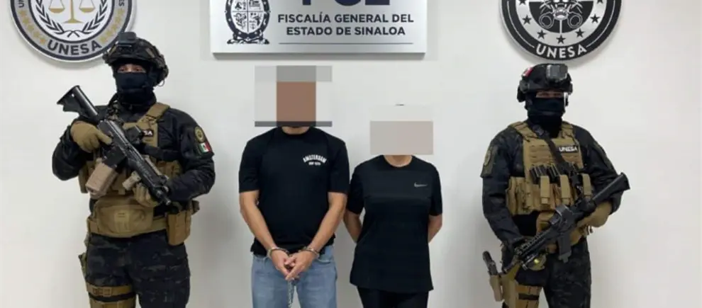 Arrestan a pareja que dejó corona fúnebre y pintas con amenazas en el Colegio de Durango en Culiacán Arrestan a pareja que dejó corona fúnebre y pintas con amenazas en el Colegio de Durango en Culiacán