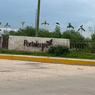 Localizan dos chalecos tácticos abandonados entre privadas de Portalegre, en Culiacán