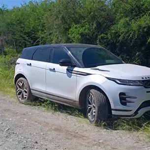 Hallan a hombre en estado de descomposición dentro de una camioneta con reporte de robo en El Fuerte