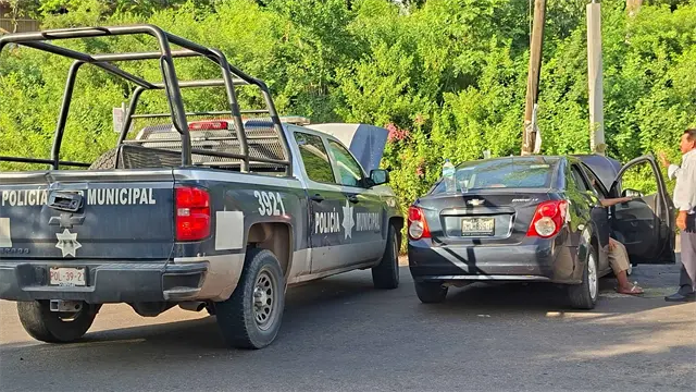 Chocan patrulla y un vehículo particular; hay un policía y dos civiles lesionados en el sector Cañadas, Culiacán