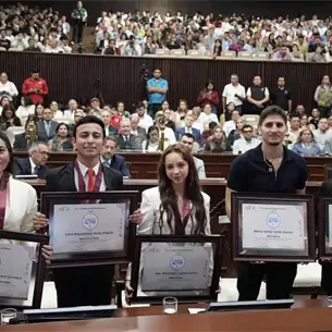 Graciela Domínguez hace entrega del Premio Mérito Juvenil 2026; destacan figuras como Marco Verde Graciela Domínguez hace entrega del Premio Mérito Juvenil 2026; destacan figuras como Marco Verde