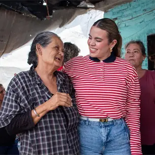 Alcaldesa de Culiacán entrega cheque por más de 70 mil pesos a emprendedoras en Quilá