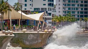 Huracán Polo incrementa oleaje en Mazatlán; autoridades restringen acceso a playas Huracán Polo incrementa oleaje en Mazatlán; autoridades restringen acceso a playas