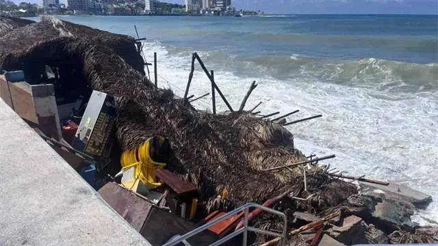 Huracán Polo destruye palapas de playas de Mazatlán