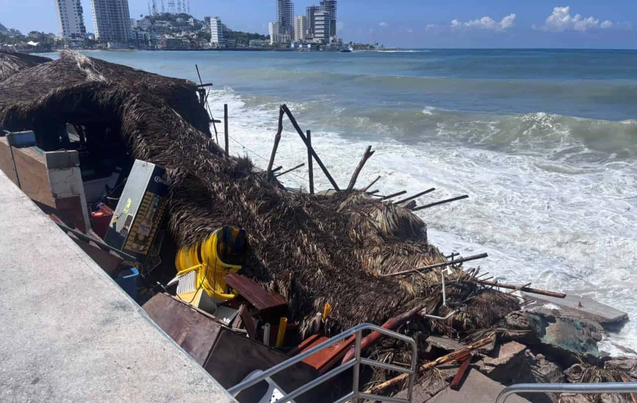 Huracán Polo destruye palapas de playas de Mazatlán