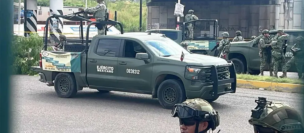 Detienen a 2 personas y aseguran camionetas tras persecución al sur de Culiacán Detienen a 2 personas y aseguran camionetas tras persecución al sur de Culiacán