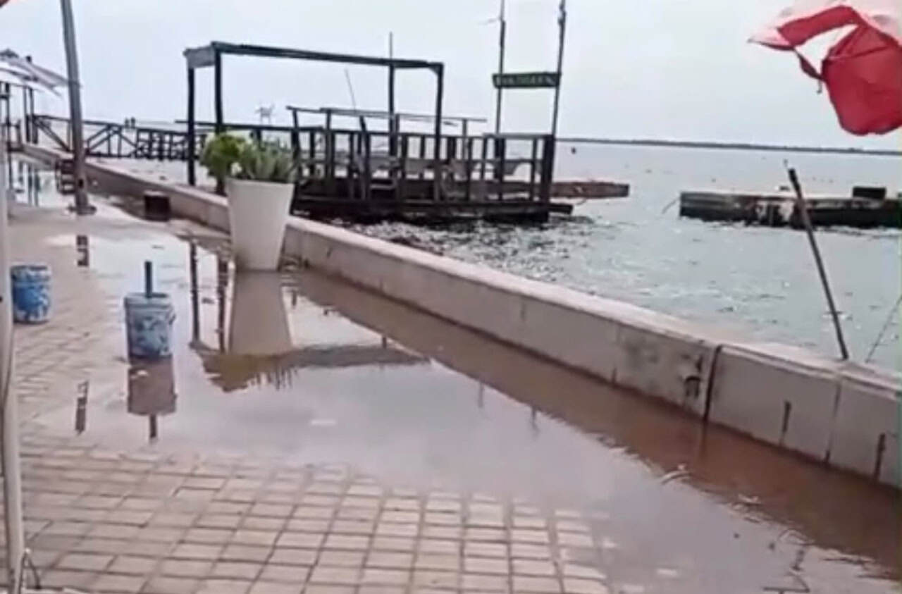 Altata se mantiene en alerta por mar de fondo, oleaje se sale hasta el malecón Altata se mantiene en alerta por mar de fondo, oleaje se sale hasta el malecón