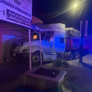 Tráiler se impacta contra puesto de hot dogs El Wero en Guasave
