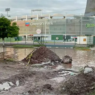 ¡Adiós a la laguna del Chevron Park! Construyen cárcamo para desfogar el agua y frenar los baches