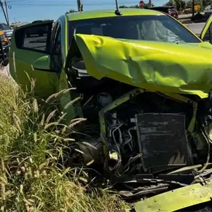 Dos lesionados tras aparatoso choque entre camioneta y vehículo de plataforma en Los Mochis