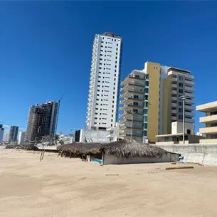 Restaurantes de Mazatlán que están en riesgo de desaparecer por el alto oleaje en el Malecón 
