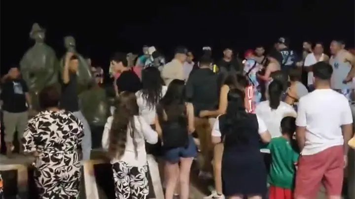 Se agarran a golpes en el parador de las letras de Mazatlán, junto a Valentinos