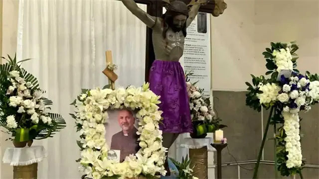 Dan el último adiós al padre Patricio Sánchez; feligreses le lloran en la misma iglesia que murió Dan el último adiós al padre Patricio Sánchez; feligreses le lloran en la misma iglesia que murió