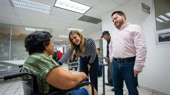 Alcaldesa de Culiacán entrega sillas de ruedas en respuesta a peticiones ciudadanas Alcaldesa de Culiacán entrega sillas de ruedas en respuesta a peticiones ciudadanas