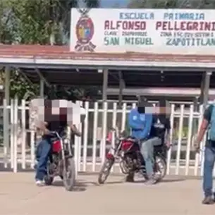 Adolescentes con machetes protagonizan pelea campal cerca de primaria en San Miguel Zapotitlán