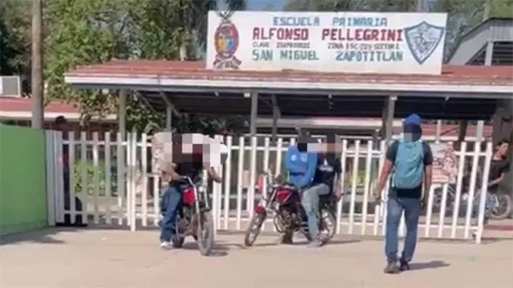 Adolescentes con machetes protagonizan pelea campal cerca de primaria en San Miguel Zapotitlán Adolescentes con machetes protagonizan pelea campal cerca de primaria en San Miguel Zapotitlán