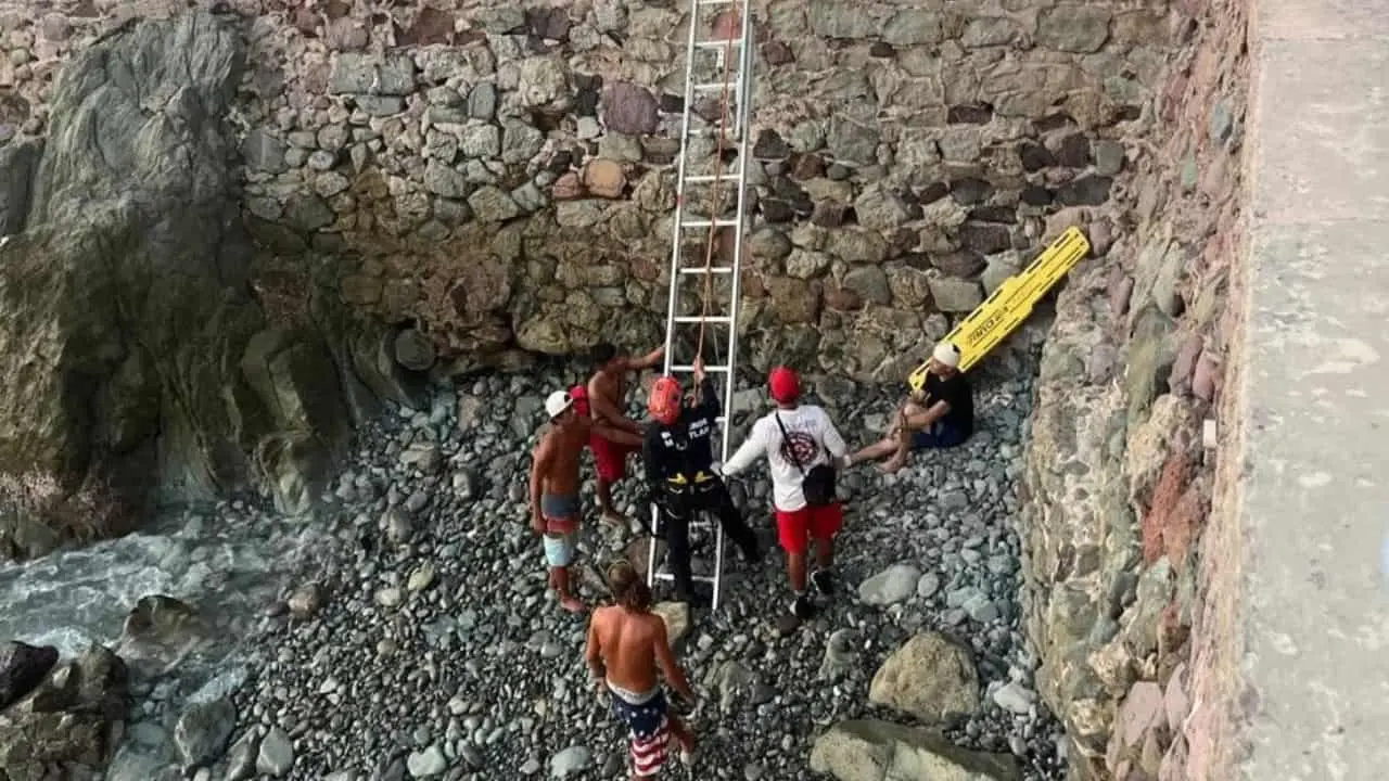 Adulto mayor cae a la zona rocosa de El Clavadista en Mazatlán; resulta lesionado