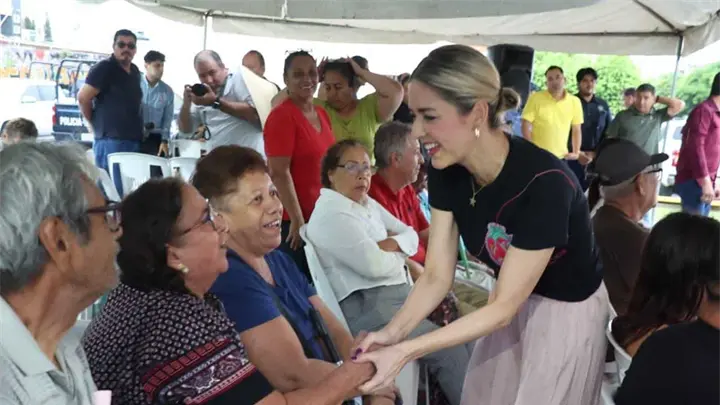 Estrella Palacios atiende peticiones de familias de Villas del Rey